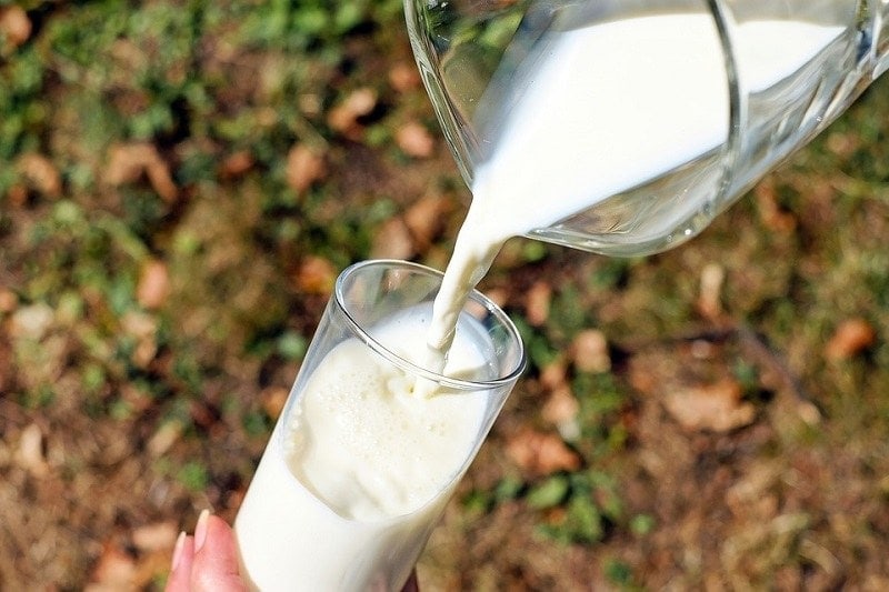 lait versé dans un verre