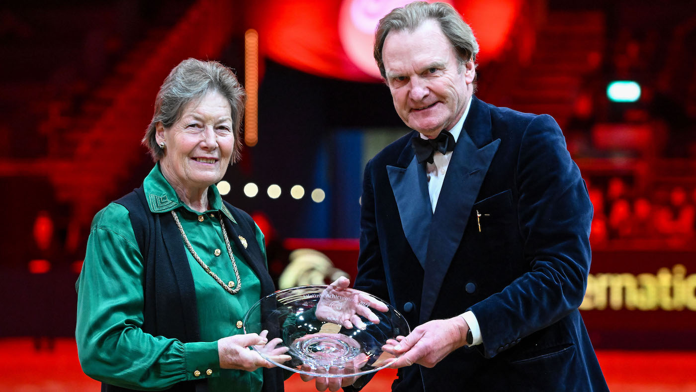 Jane Holderness-Roddam reçoit un prix pour l'ensemble de sa carrière