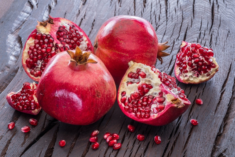 fruits de grenade mûrs sur fond de bois