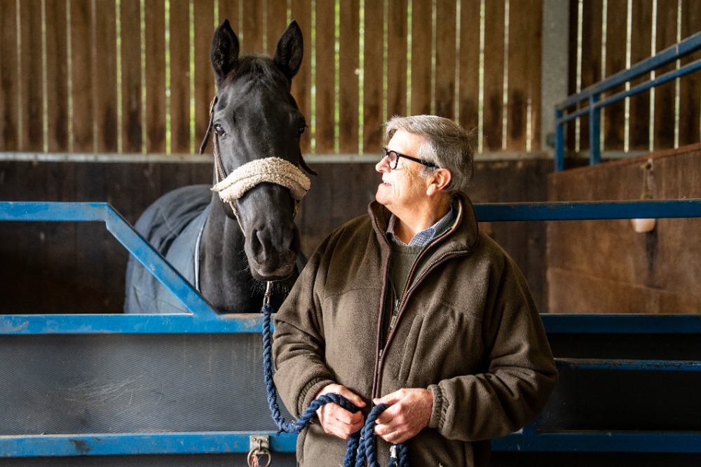 "Nous voulons honorer la vie de Katie" : la famille élève des milliers de personnes pour une œuvre caritative avec un cheval de course élevé sur place