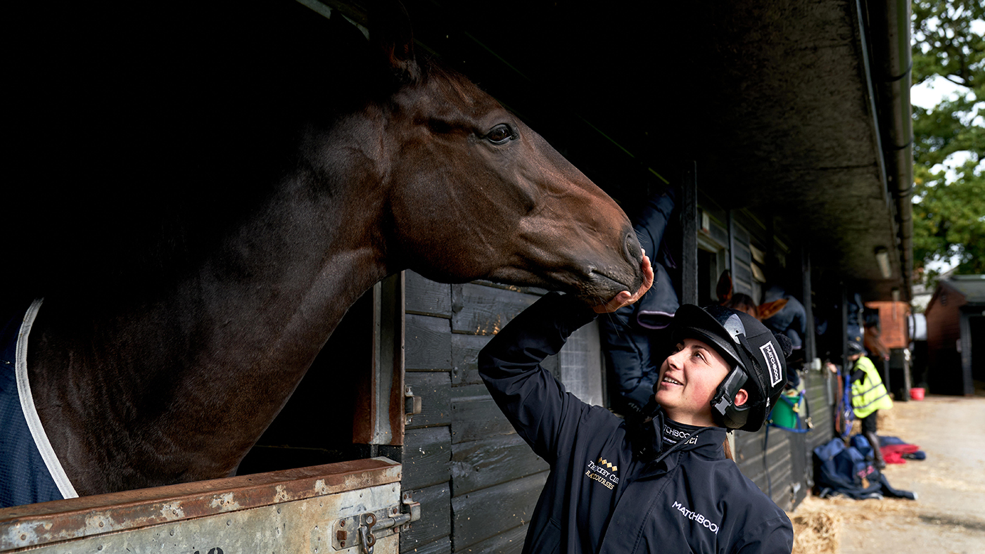 le meilleur cheval de course rejoindra son ancien jockey à domicile