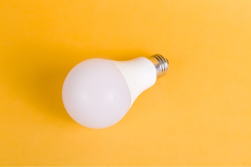 ampoule blanche sur une surface jaune