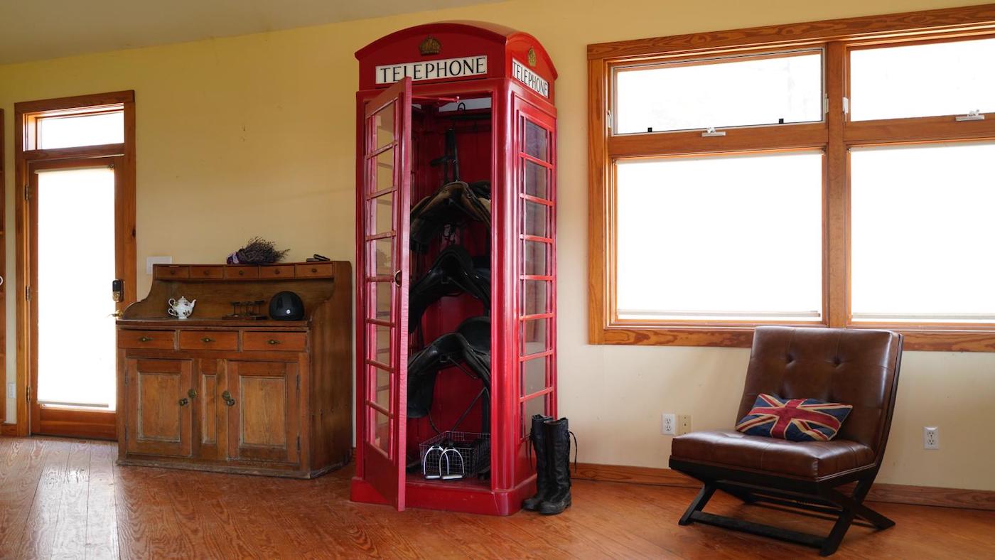 'C'est génial!'  La cabine téléphonique rouge britannique devient une sellerie parfaite