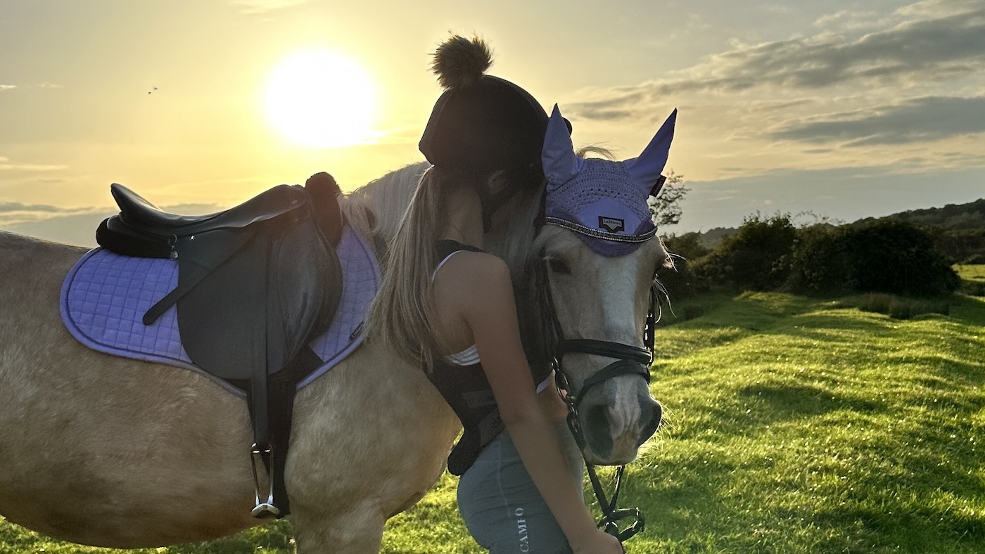 "Je suis si fier" : un adolescent et un poney qui ont tous deux subi des lésions à la colonne vertébrale se battent pour rouler à nouveau ensemble