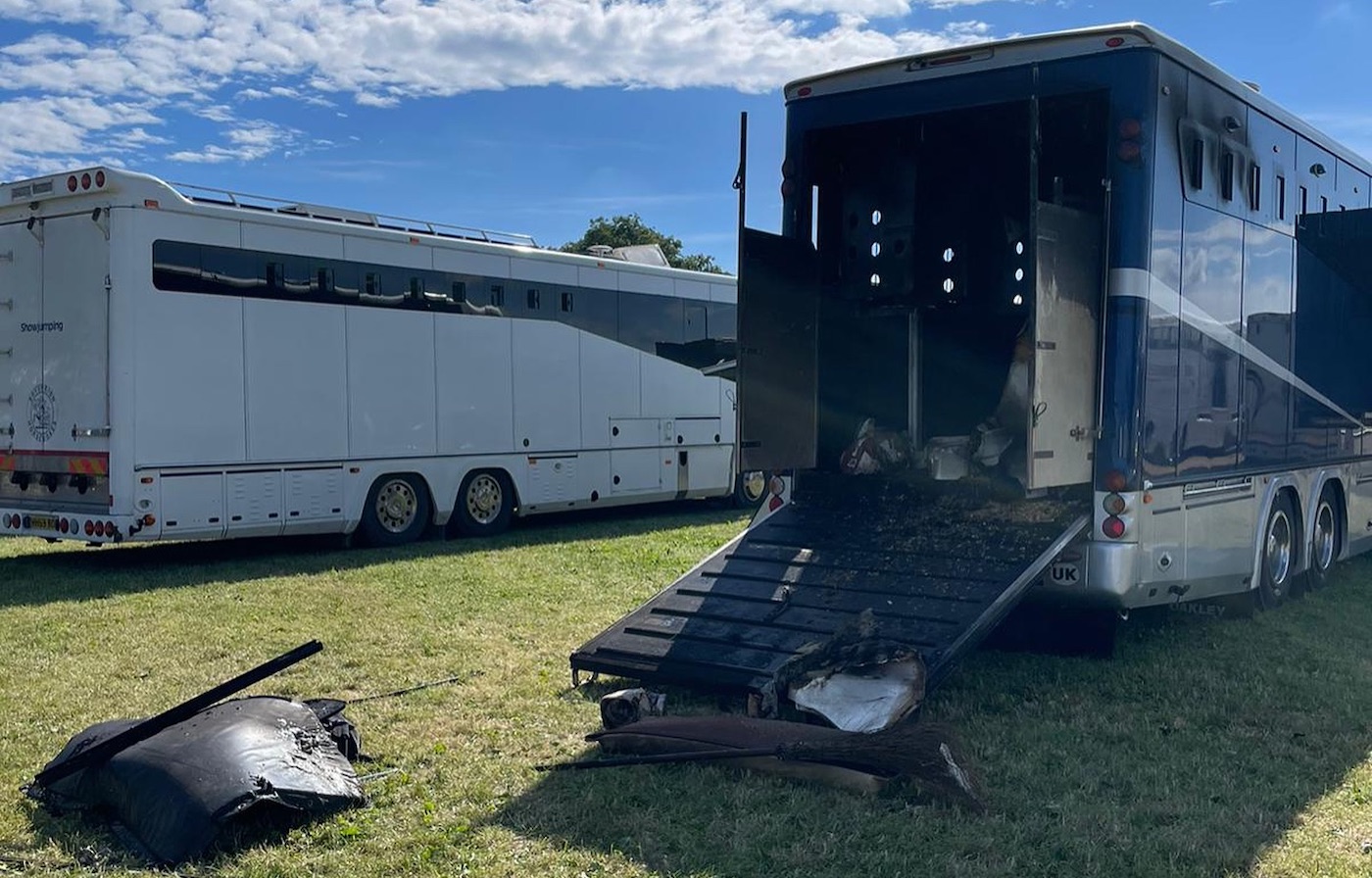 Incendie de van à Hickstead éteint en quelques minutes grâce à une équipe spécialisée : « Vous êtes entre de bonnes mains »