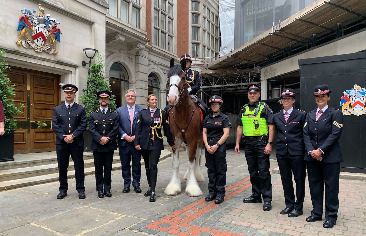 Découvrez le nouveau cheval de police de la ville de Londres, doté d'une fabuleuse plume #FollowTheFeather
