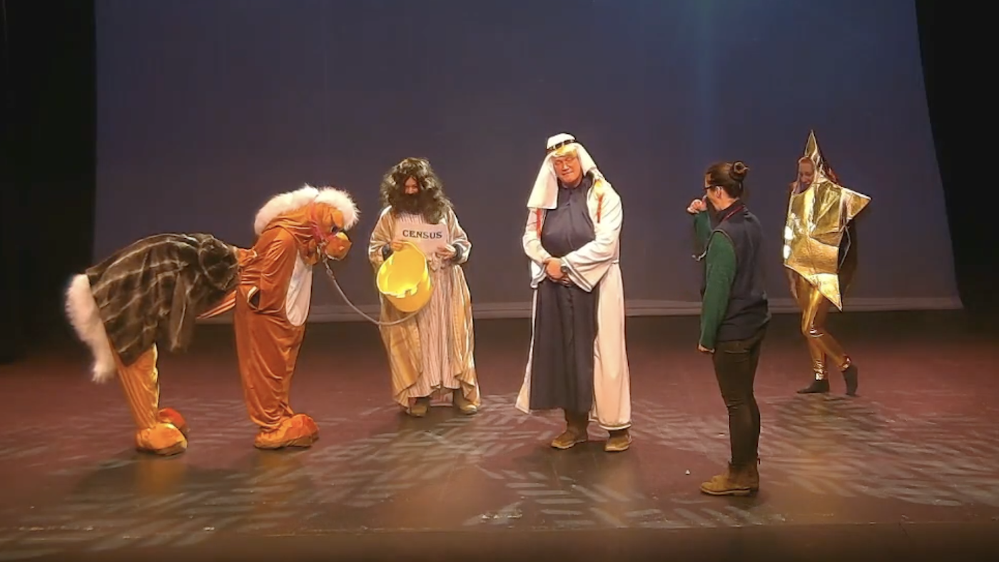 Mary, Joseph et Muriel la mule combattent les abcès de Cushing et les abcès du pied dans une pantomime avec une différence