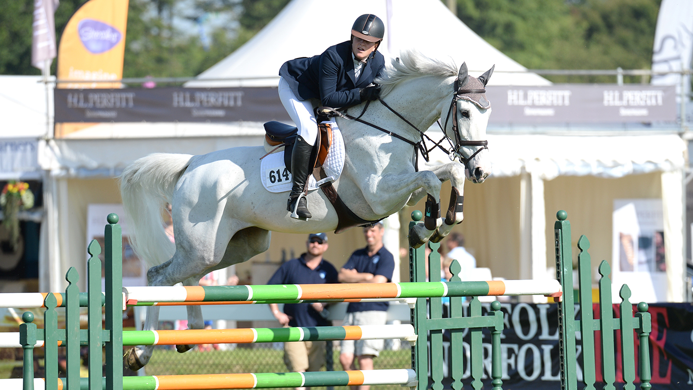 Adieu le cœur brisé à un poulain orphelin qui a cassé les withers mais est allé au sommet