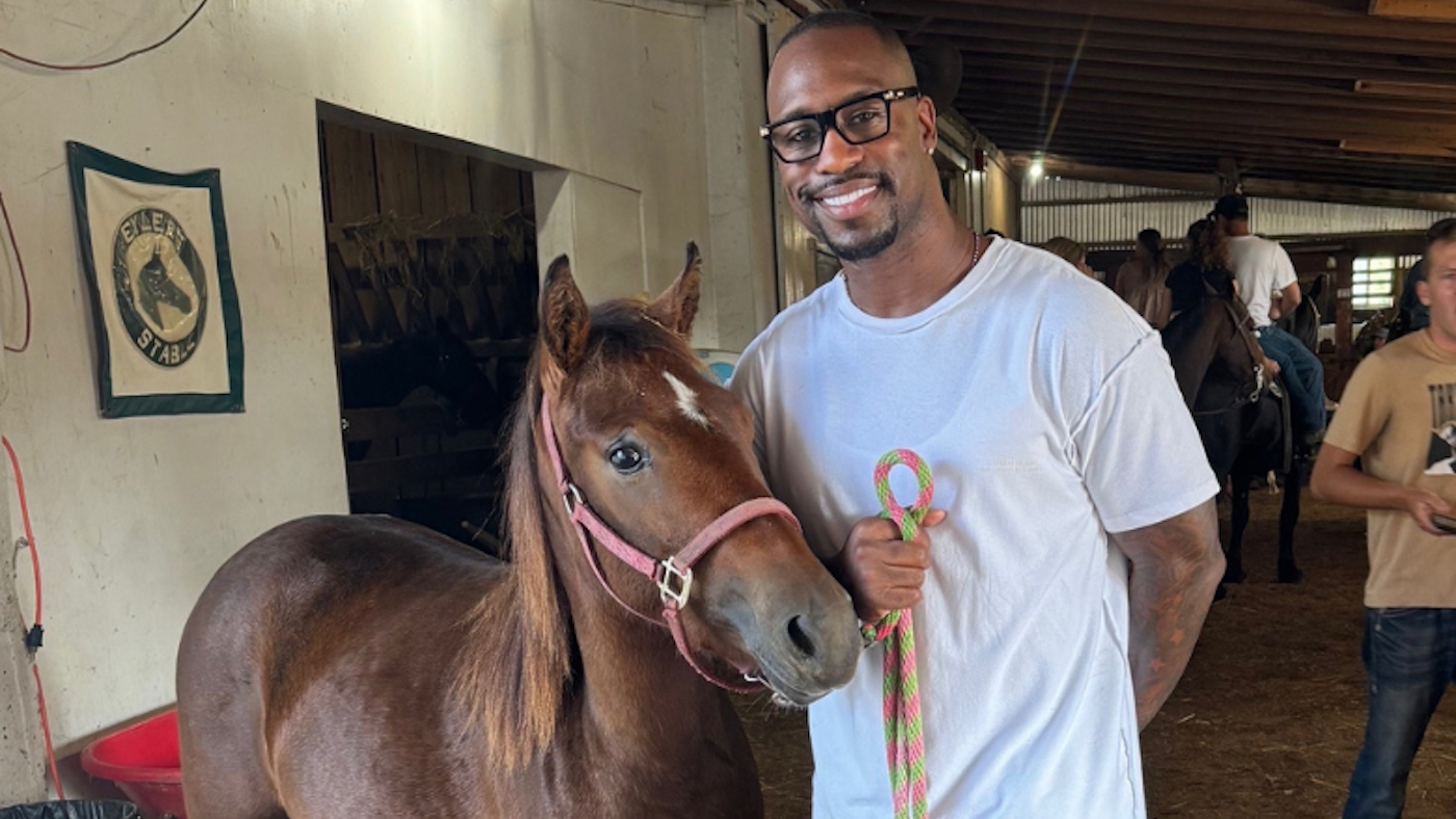 La star de la NFL, Vernon Davis, ouvre le centre équestre dans la mémoire de défunt frère