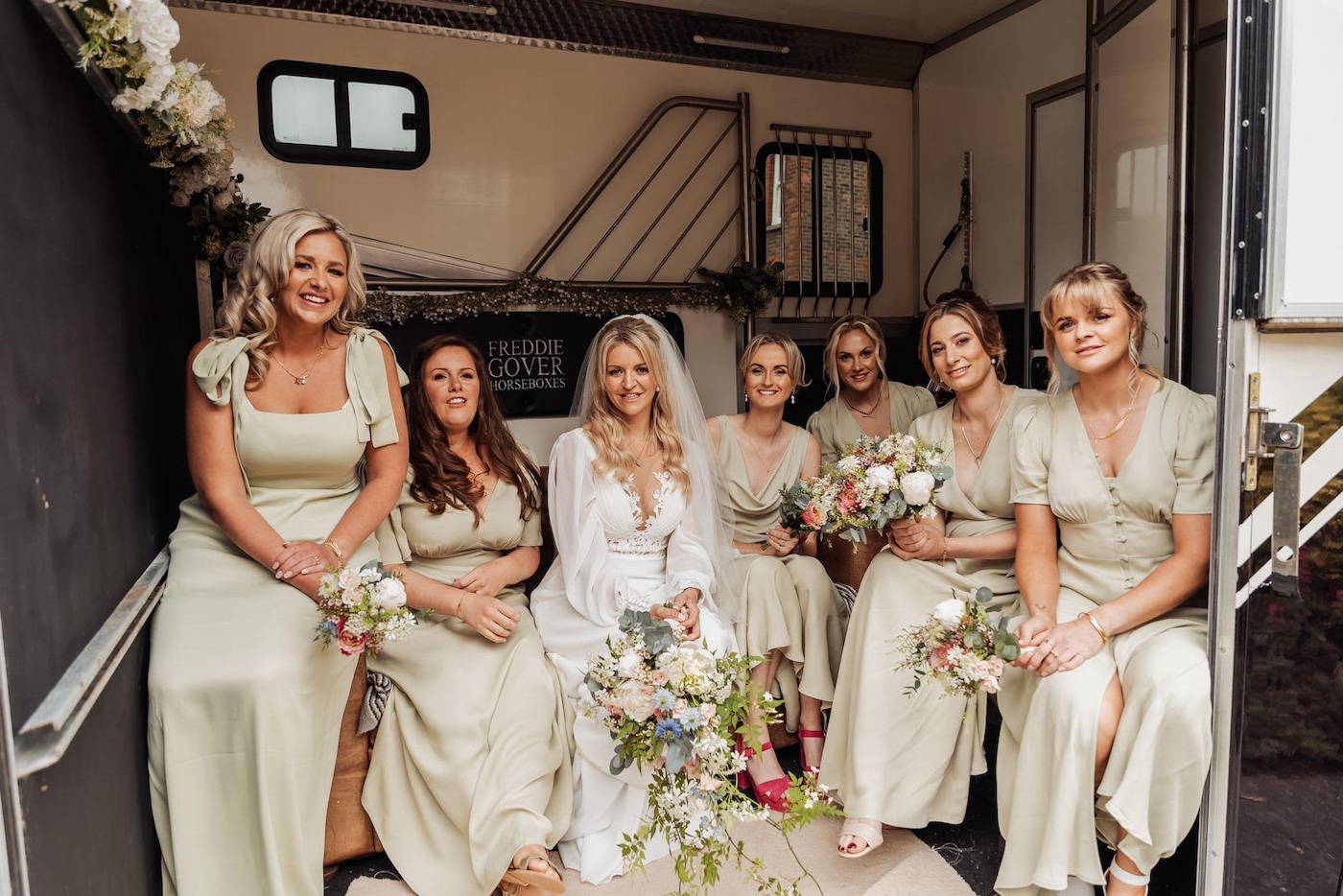 `` La meilleure journée de tous les temps '': Bridal Party arrive dans Horsebox pour le mariage brillant parfait