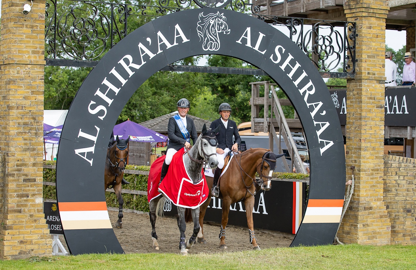 Top Rider Swipes Win de Under Brother's Nose avec Future Dream Horse