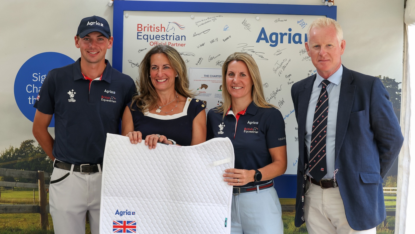 Équestre et Agria britanniques signer le nouvel accord pour soutenir les meilleurs coureurs britanniques