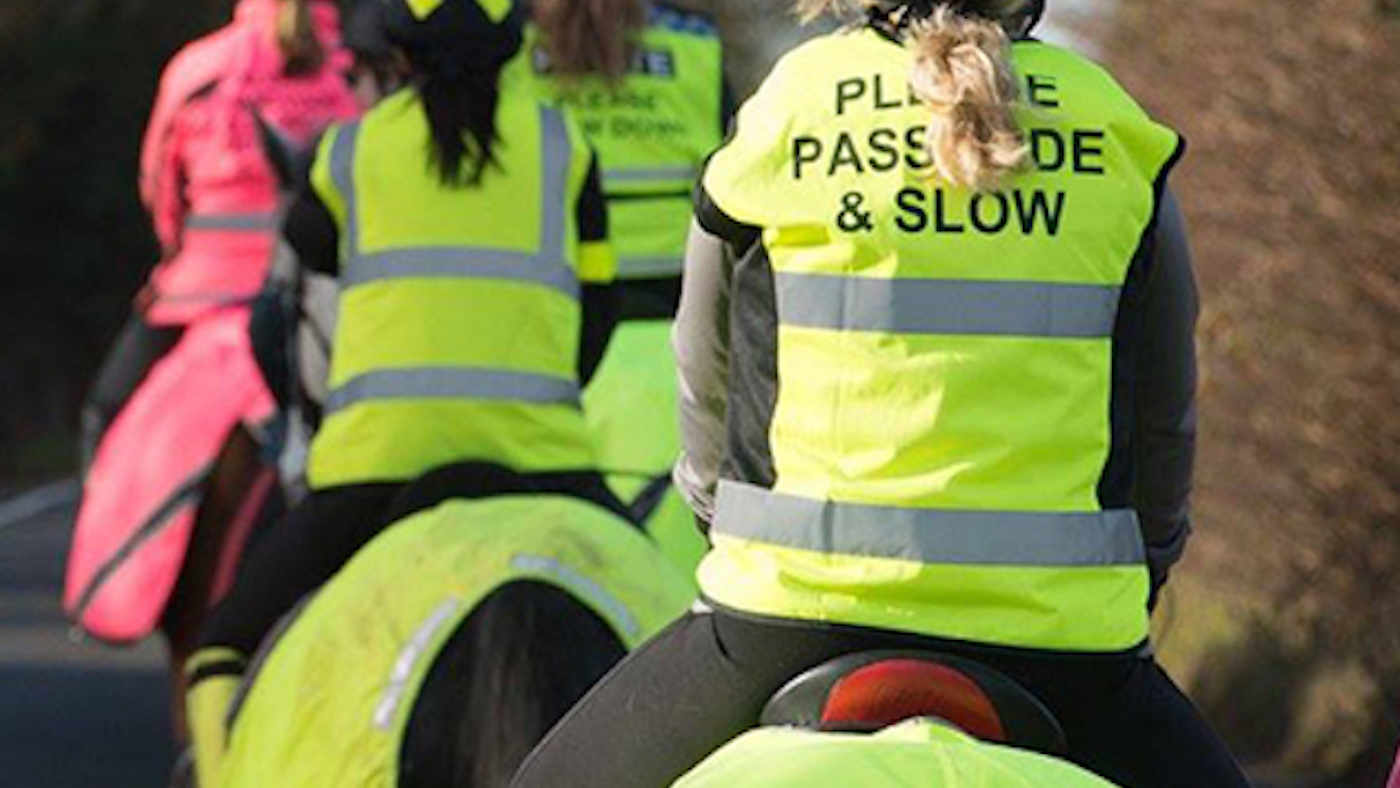 Le chauffeur `` agressif '' qui a dit aux cavaliers de chevaux qu'elle avait «marre de personnes comme vous» a ordonné de payer 600 £