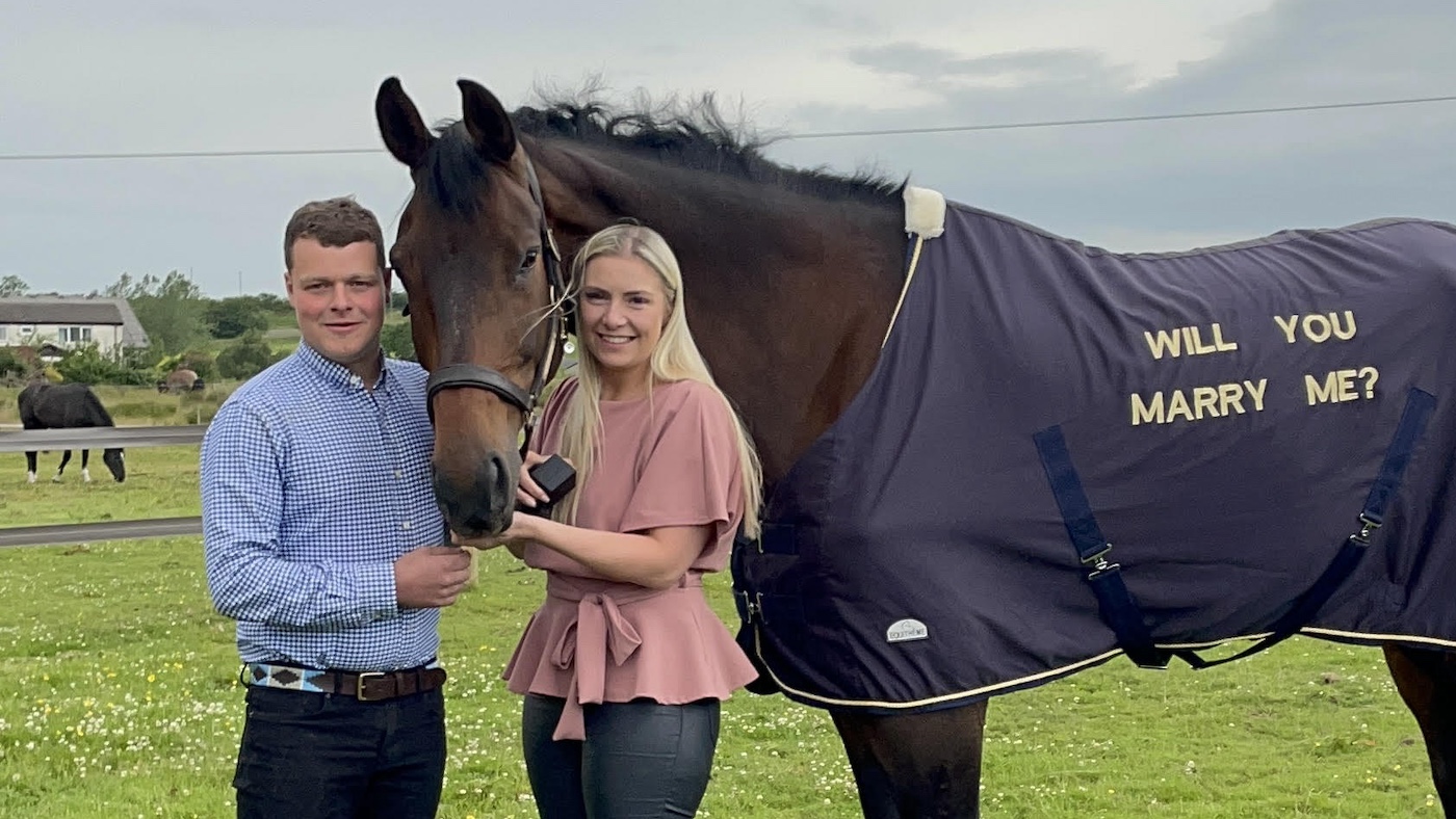 C'est un gardien! Le petit ami engage le cheval de Rider d'une vie - et son tapis - pour une proposition surprise