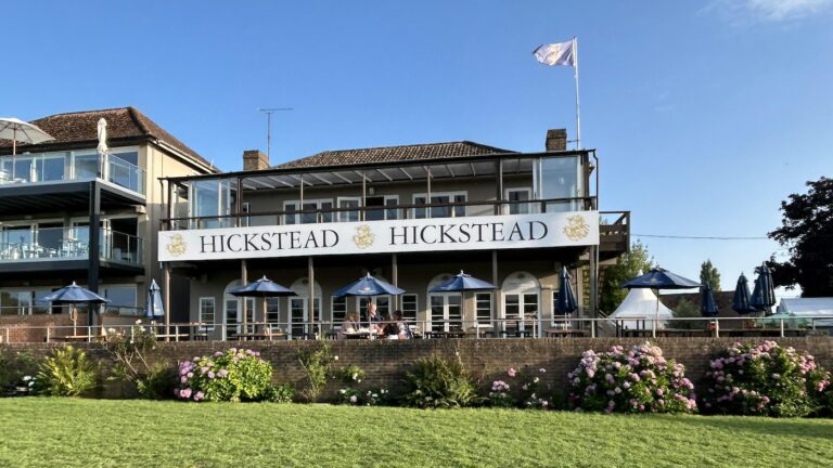 «  Elle est toujours là, elle aurait adoré ça '': Reporter très apprécié et juge dans le lieu de repos final à Hickstead