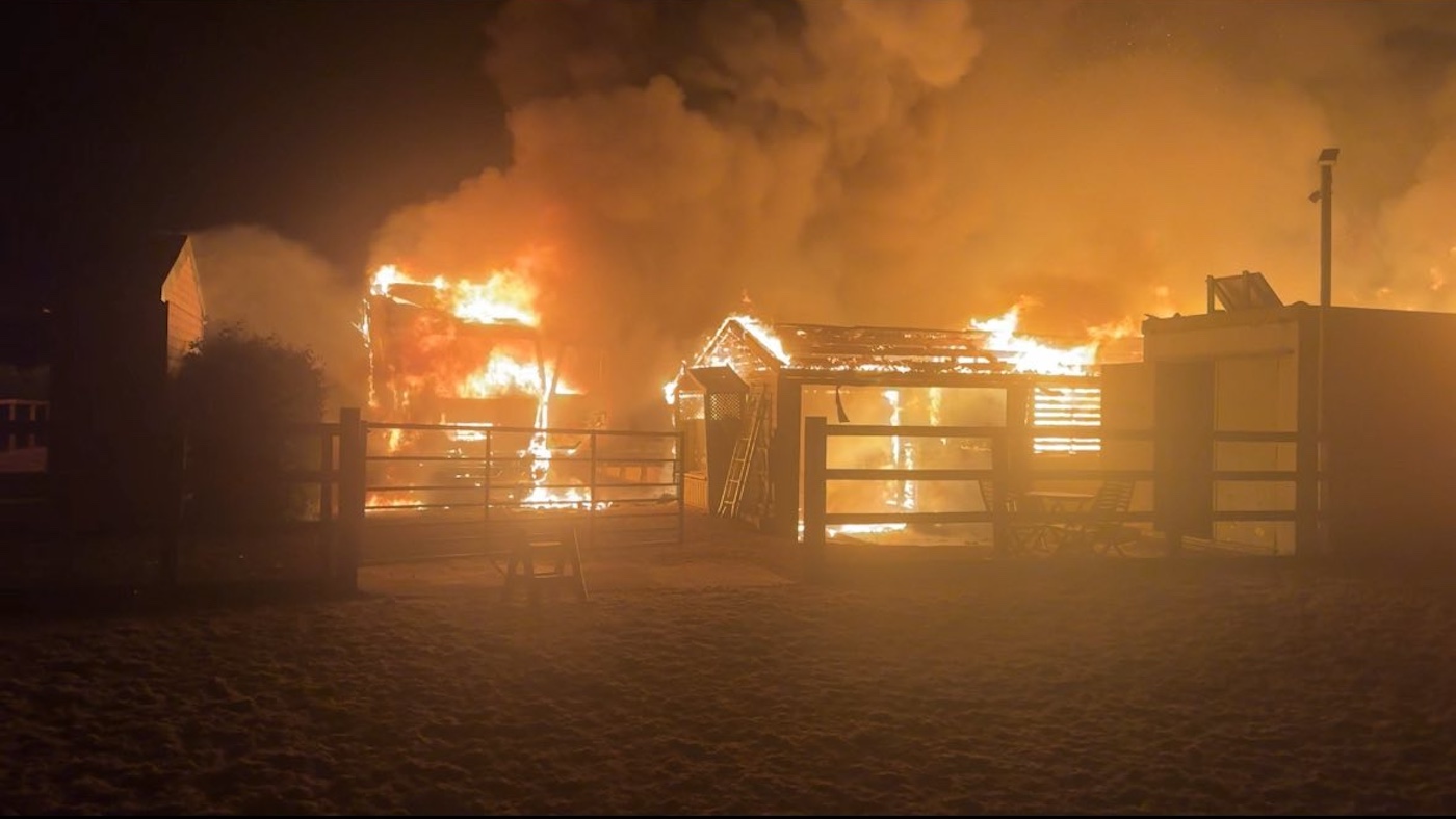 Dévastation pour le cavalier comme des années de travail perdu dans la cour 'Inferno'