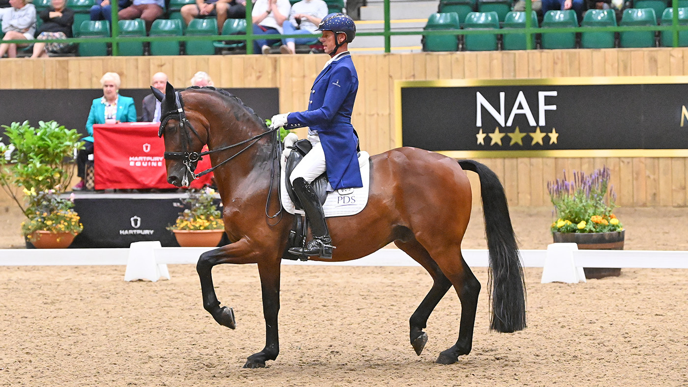 Carl Hester et la renommée ont frappé la forme de pic avec une double victoire à Hartpury CDI3 *
