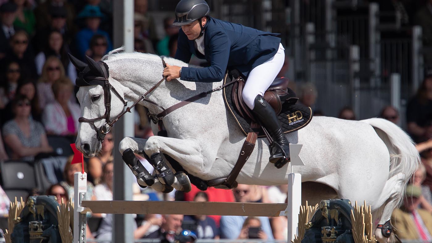 Donald Whitaker prend les devants dans les championnats européens de saut