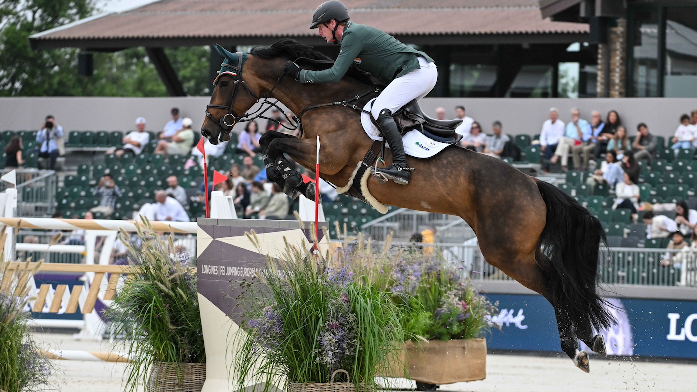 Rider irlandais dépasse la journée d'ouverture des championnats européens de saut en matière de saut