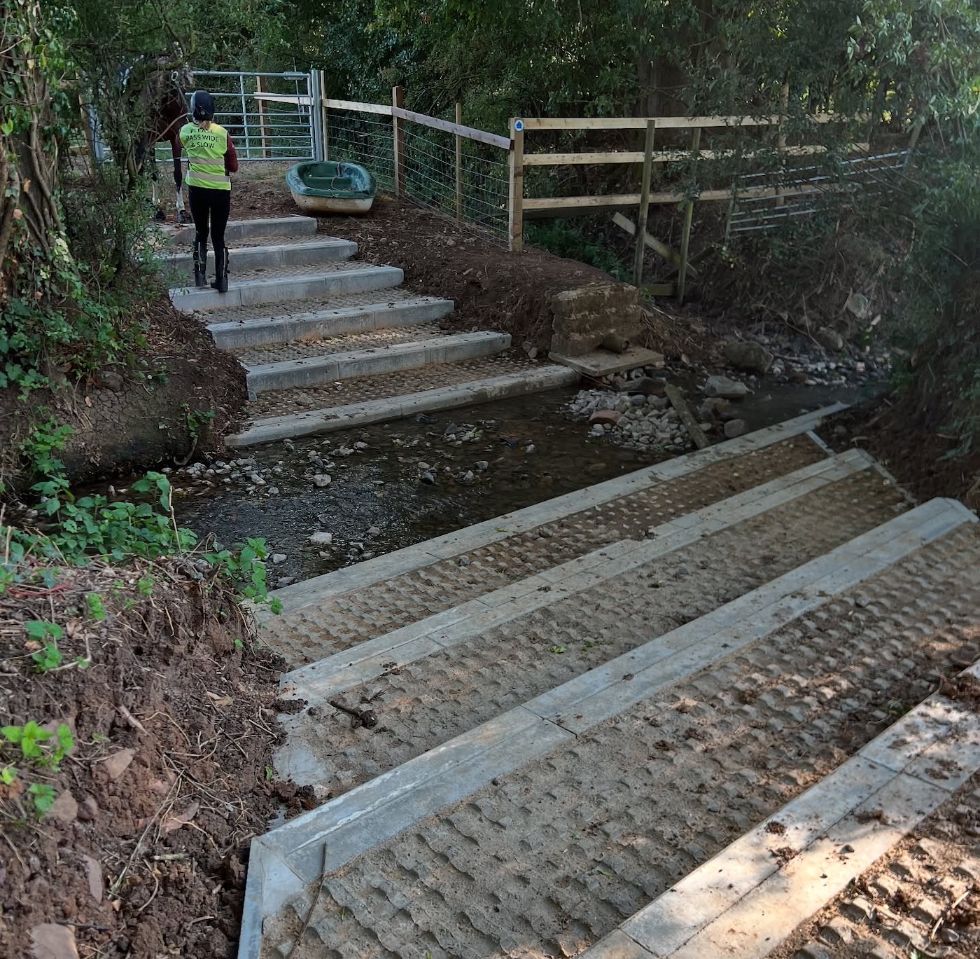 Le conseil dépense 32 000 £ pour installer des étapes en béton pour «améliorer» la brideway