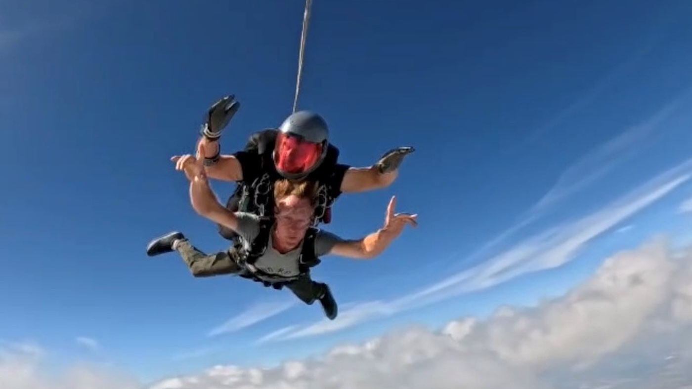Des poteaux colorés à 13 000 pieds, le cavalier supérieur essaie un autre type de saut
