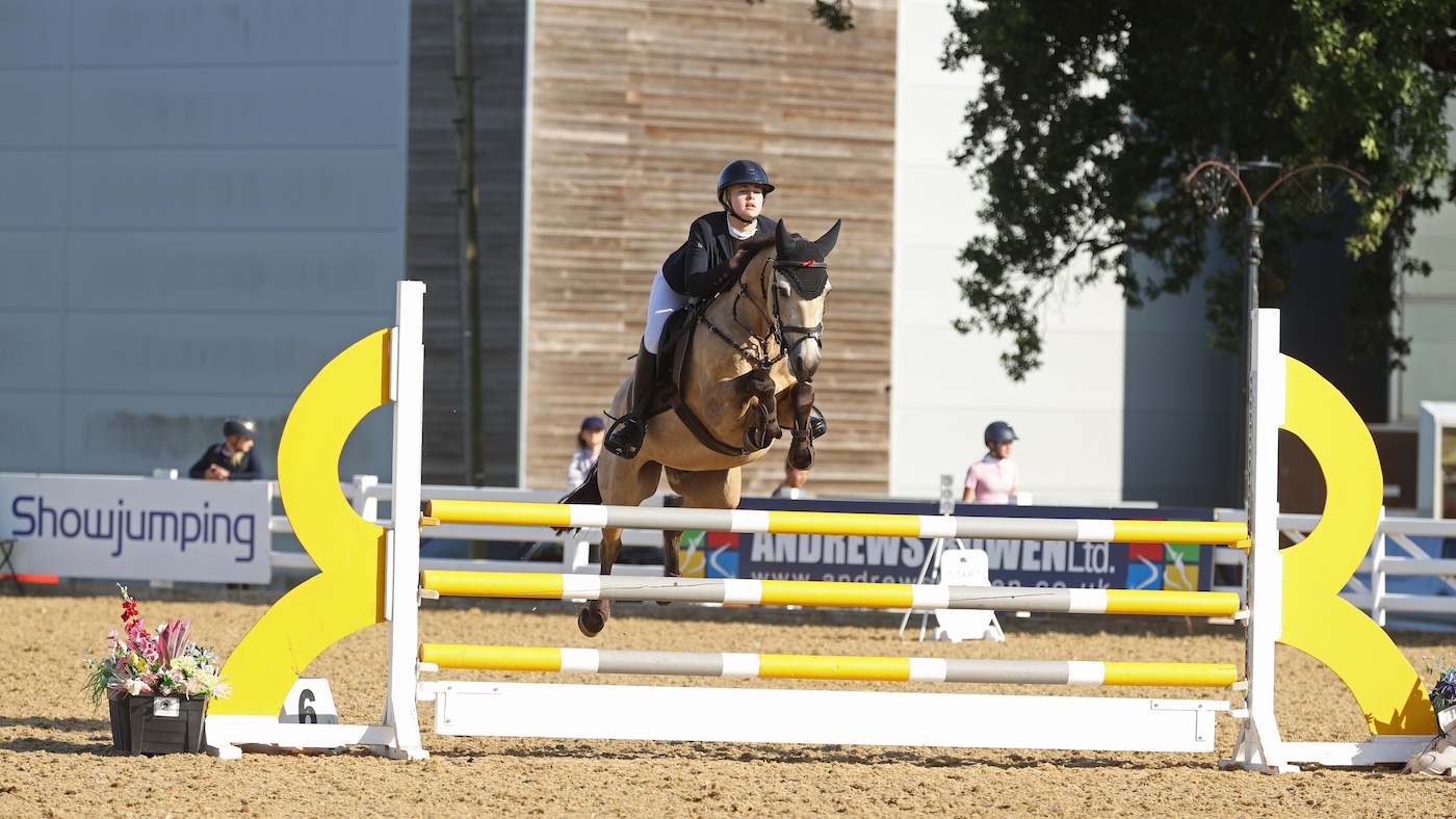 Des années de travail acharné payant alors que Young Rider remporte le titre national sur Pony, elle a commencé elle-même