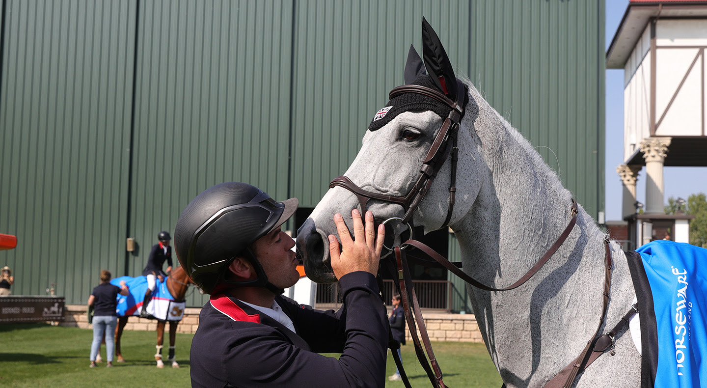 Le brillant Millfield Colette obtient des baisers de Donald Whitaker après avoir sauté le double claire pour la Grande-Bretagne dans la BMO Nations Cup à Spruce Meadows, au Canada.