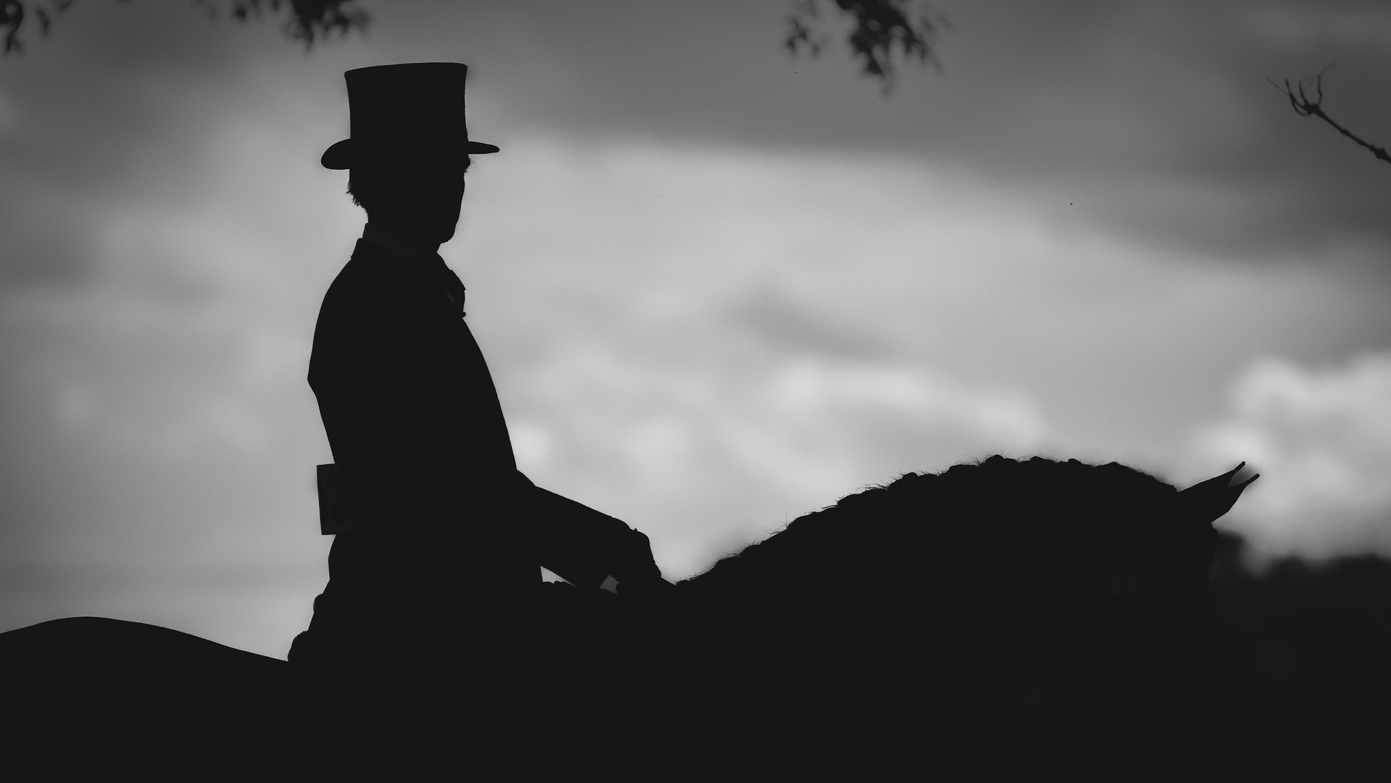 Amateur montrant que le concurrent perd le billet Hoys lorsque son chapeau tombe