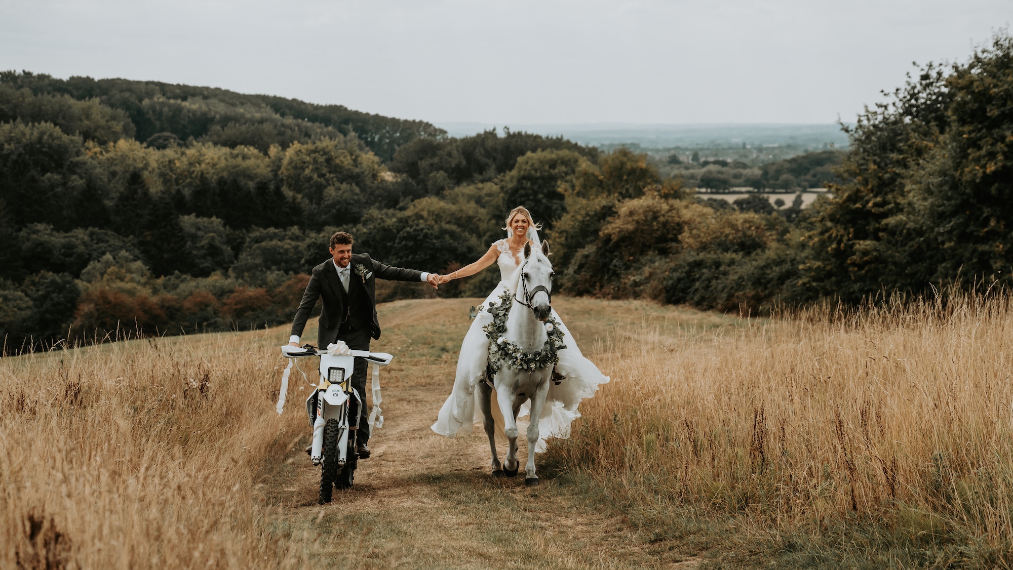 Une journée de rêve, un beau prince; Rider et poney Elle a sauvé de Meat Man réunie pour le mariage de conte de fées