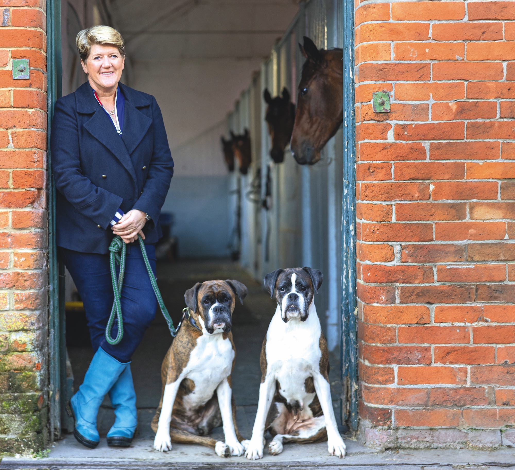 Clare Balding dans la cour de l'écurie avec des chiens