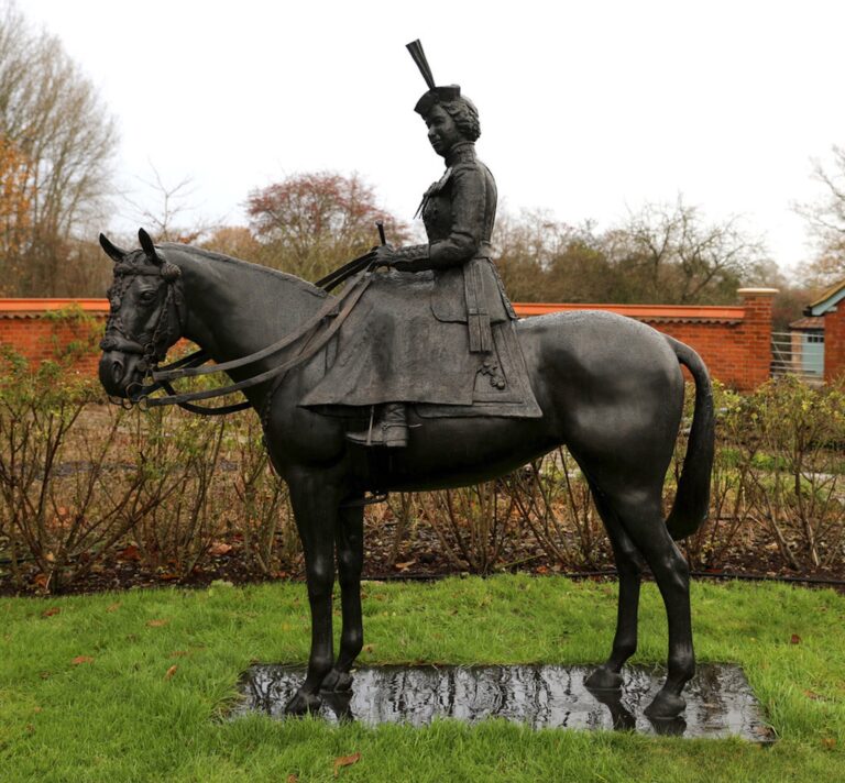 Un bronze grandeur nature de la reine Elizabeth II et des Birmans mis aux enchères