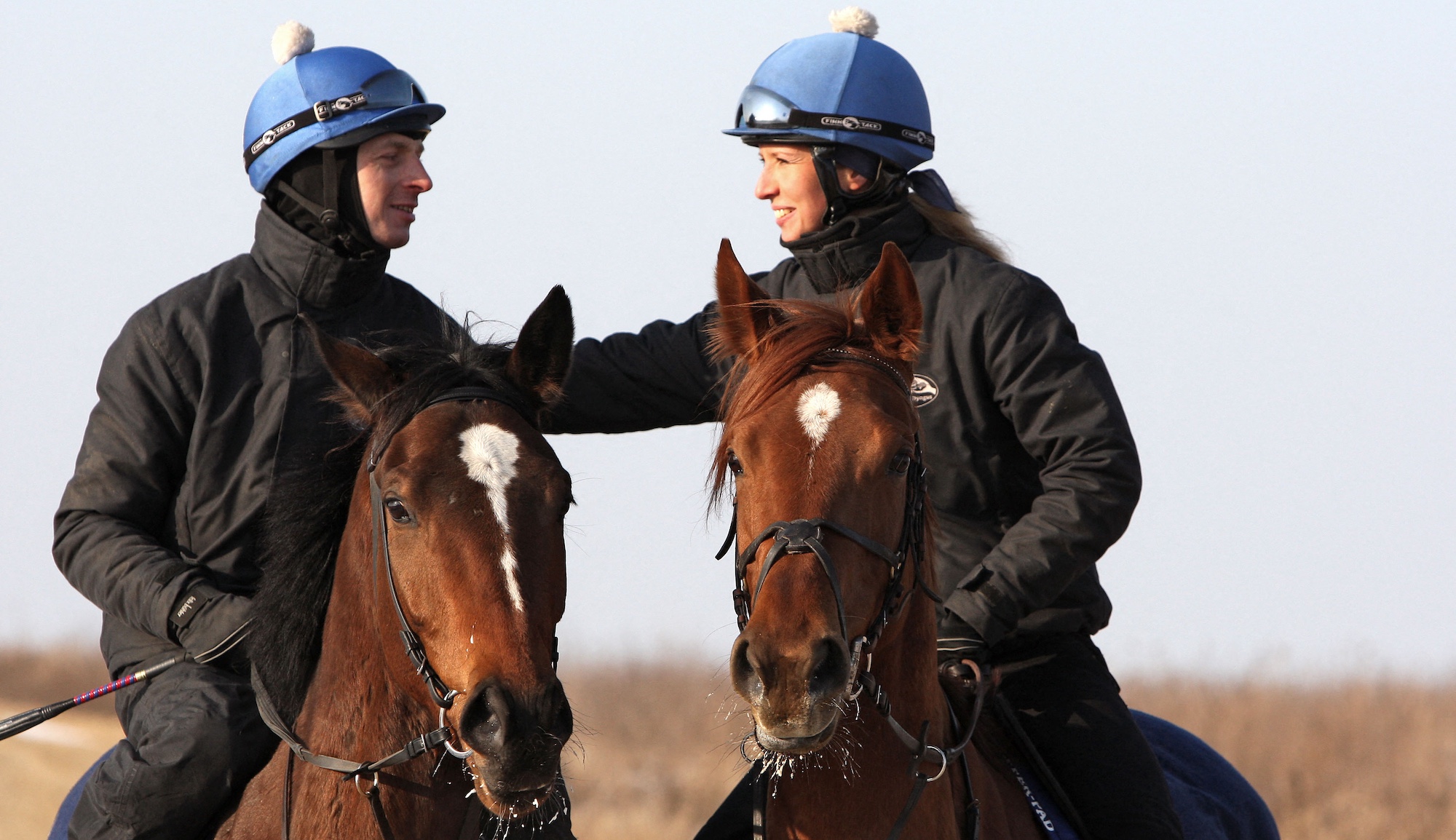 Deux cavaliers discutant à cheval