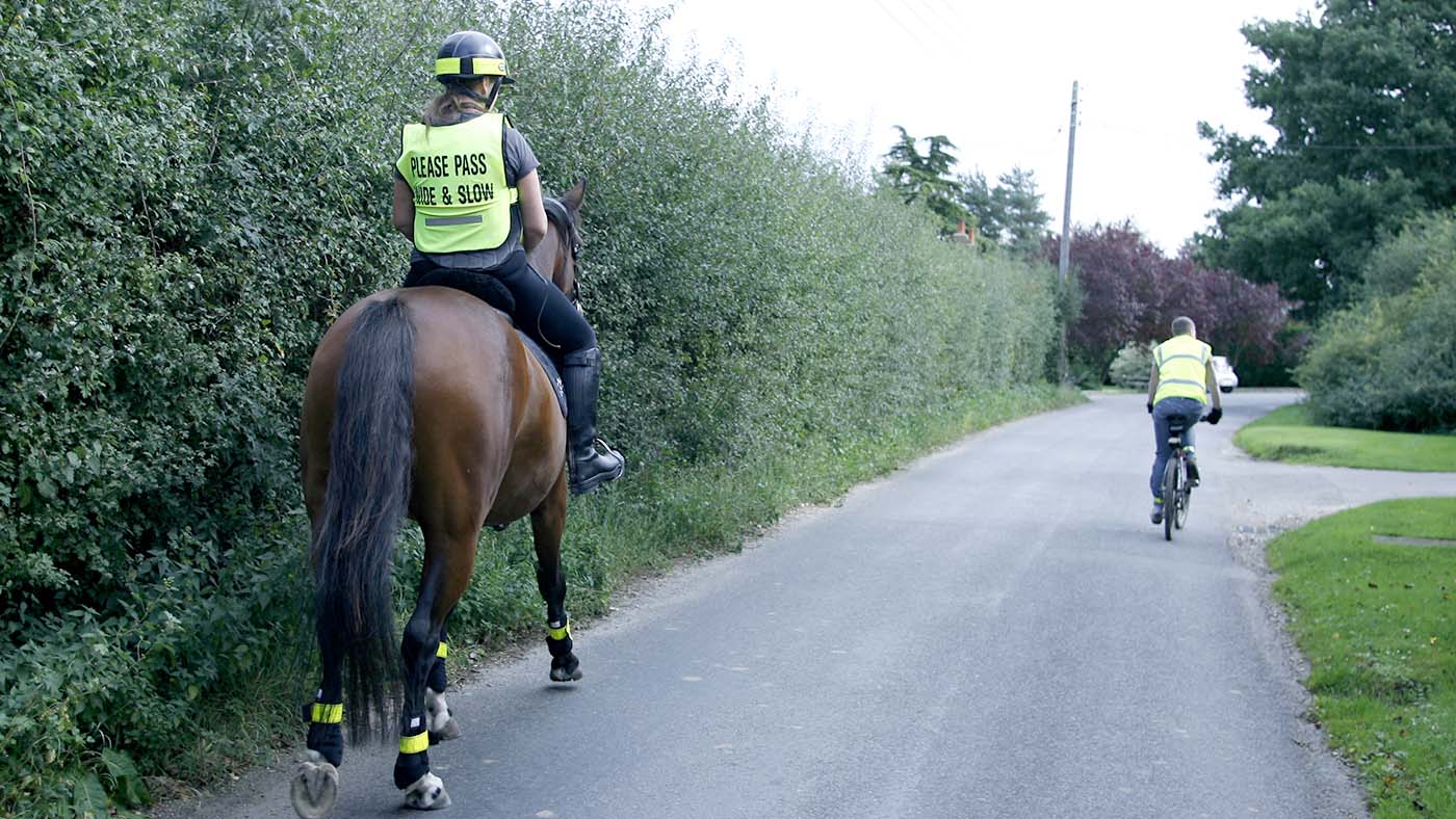 Le dépassement parfait des chevaux sur la route remporte le prix de la sécurité des conducteurs