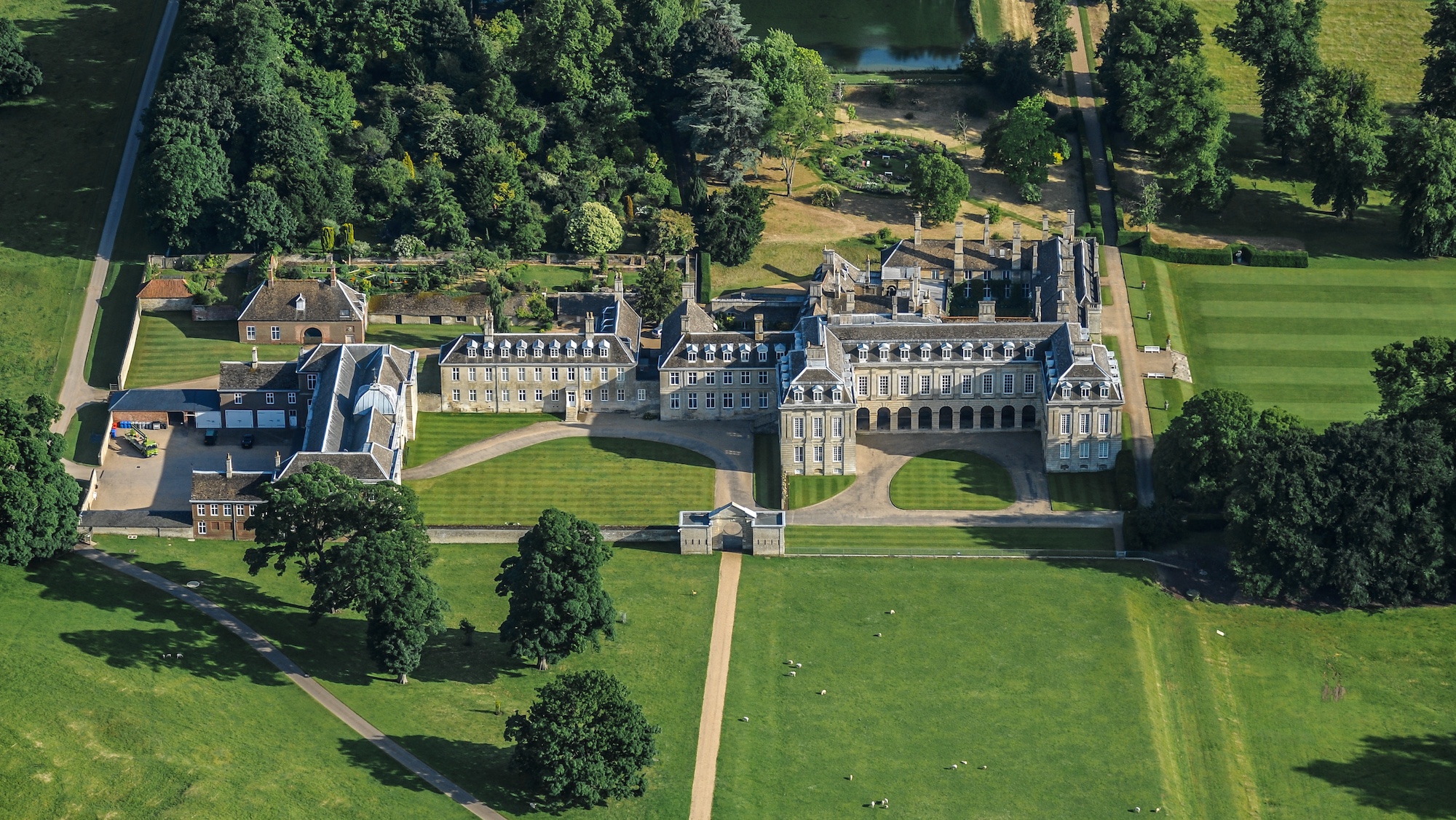 Photographie aérienne de Boughton House. Cette maison de campagne de style français remonte aux années 1700, elle est située à 3 km au nord-est de Kettering et à 6 km au sud-est de Corby. (Photographie de David Goddard/Getty Images)