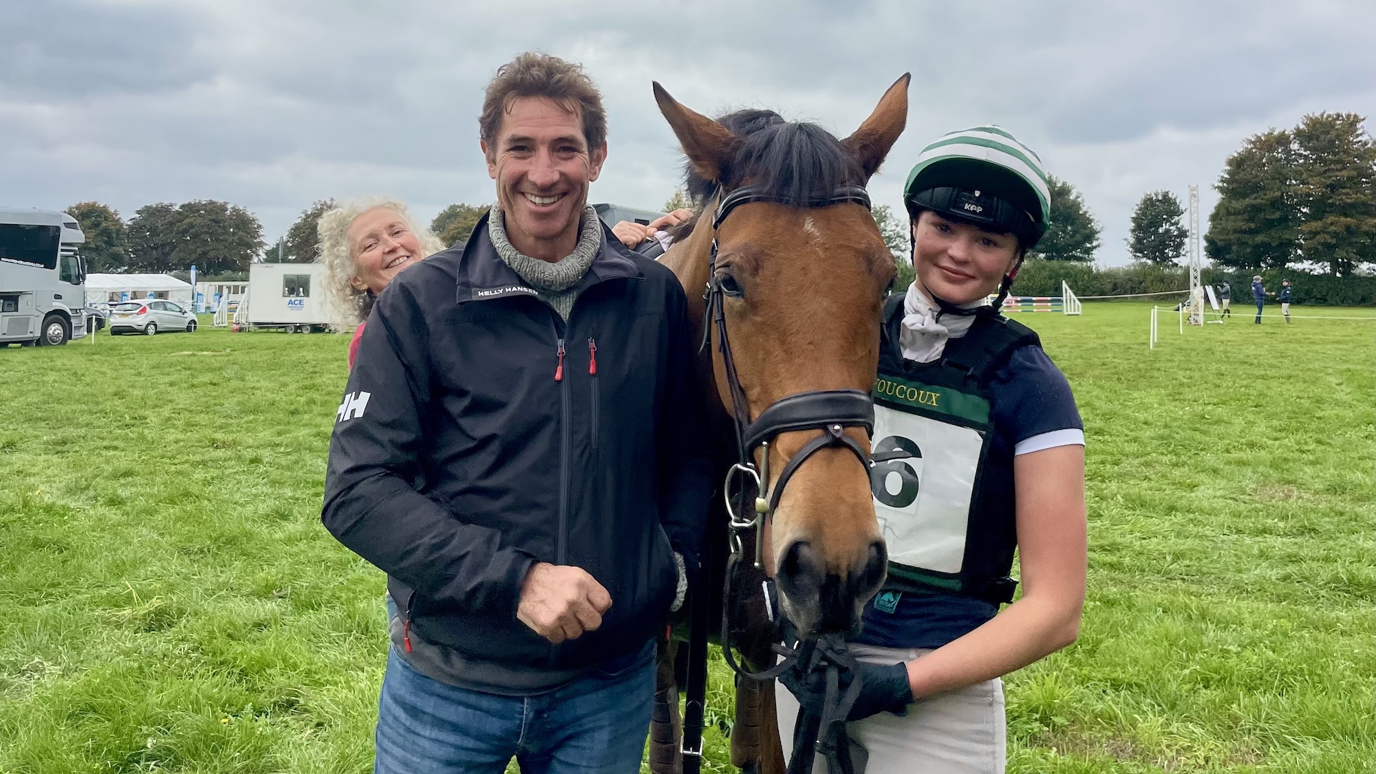 Une jeune cavalière et son père courront un marathon pour l'association caritative Spinal Research
