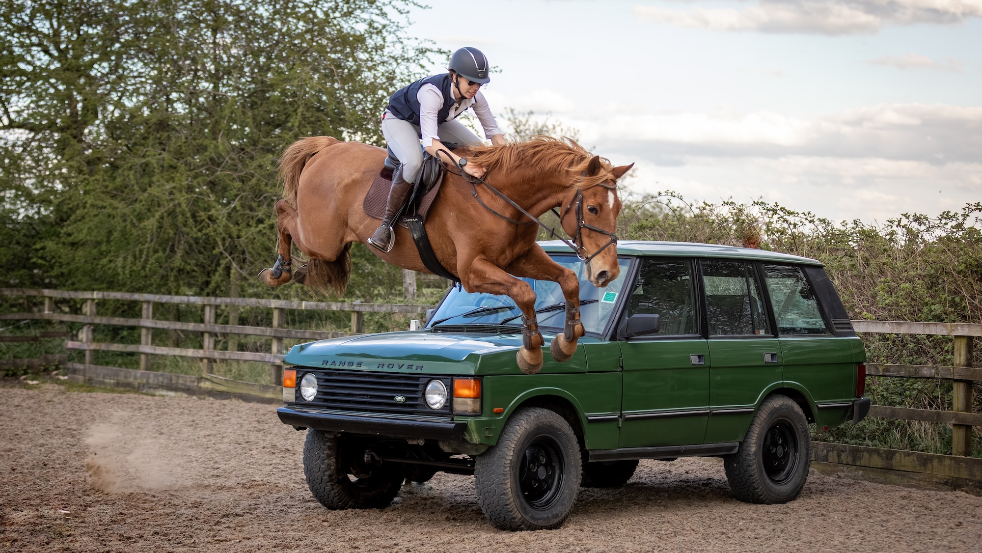 Regardez le cheval et son cavalier sauter facilement par-dessus le Range Rover classique