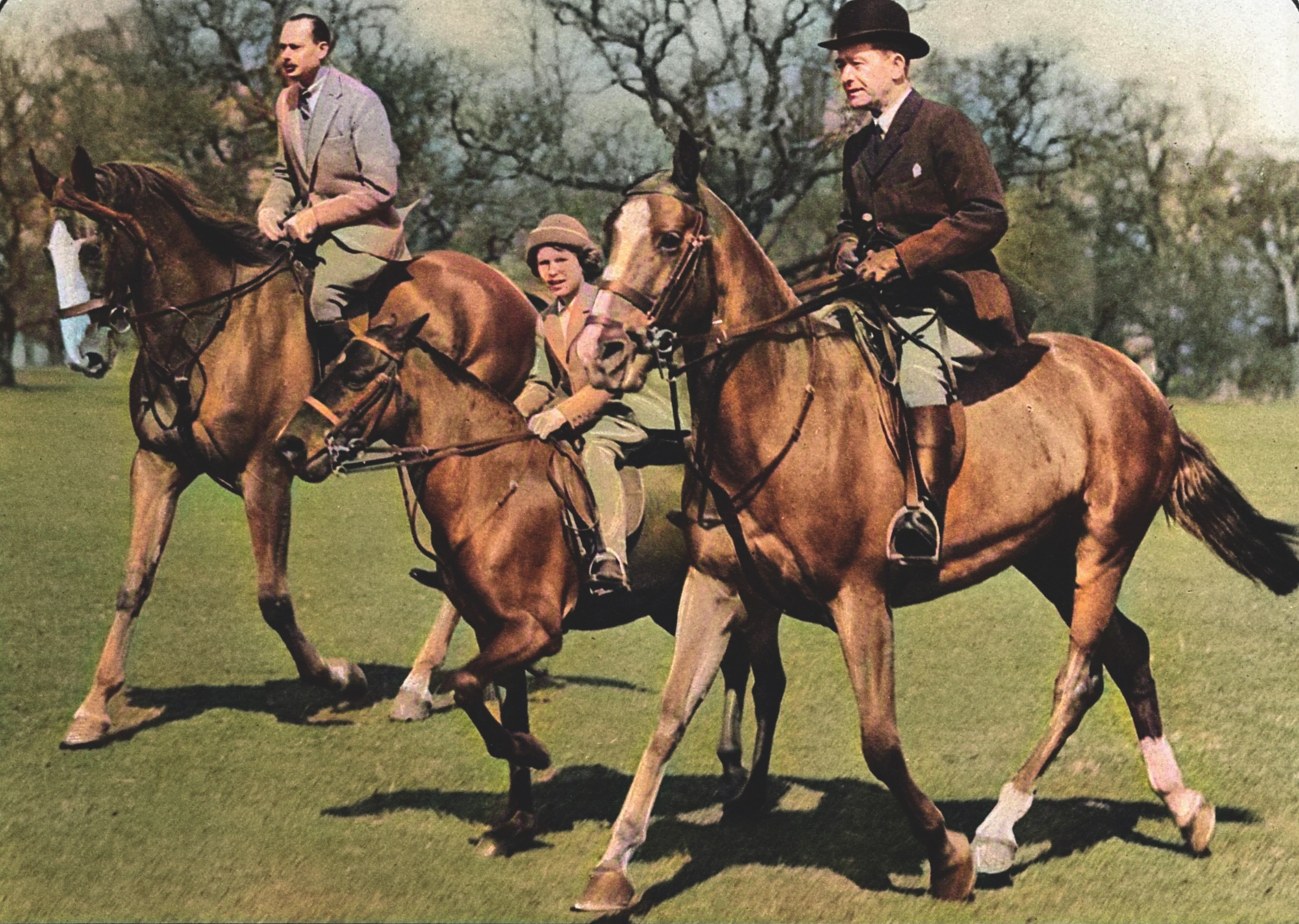 Un instantané pris dans le Grand Parc de Windsor de la princesse Elizabeth (reine Elizabeth II) en compagnie de son oncle le duc de Gloucester (à gauche) et de M. Owen, maître d'équitation au château de Windsor.