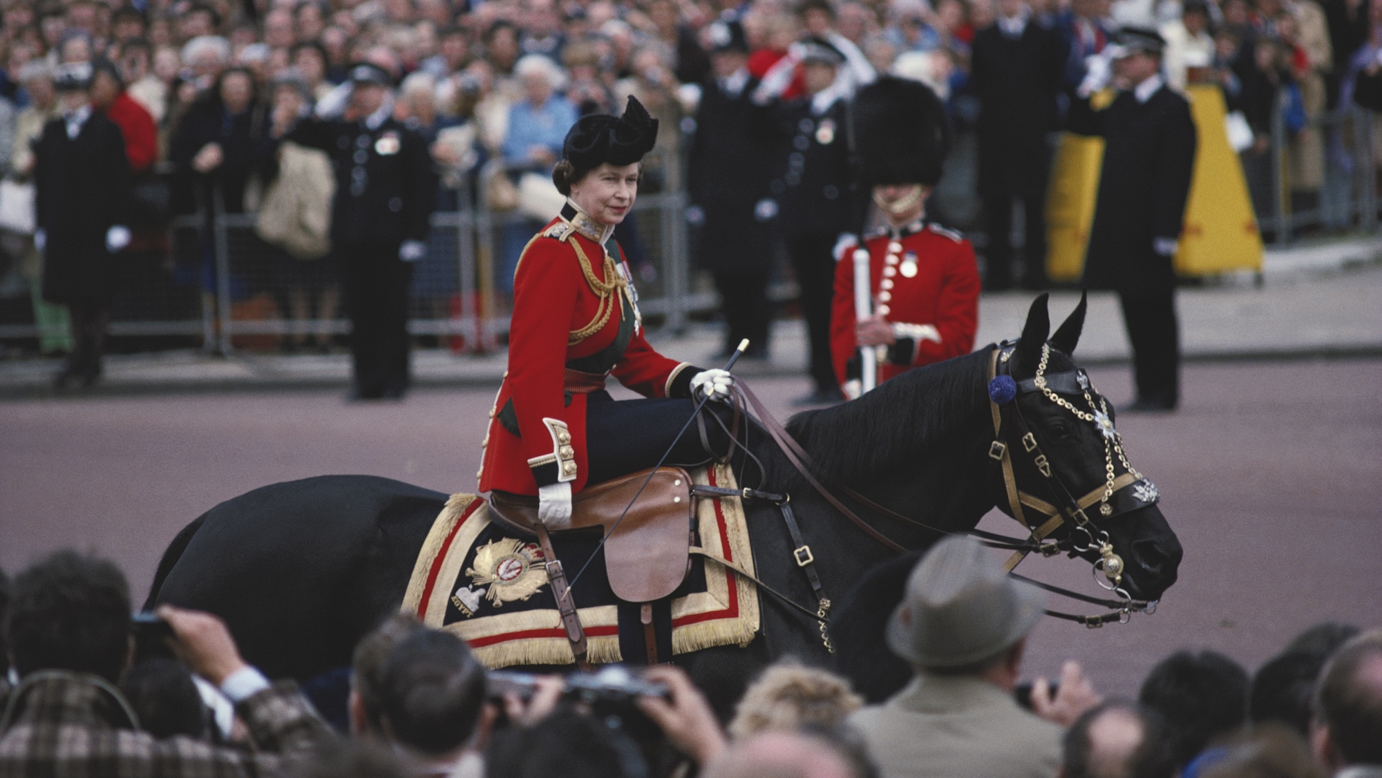 La reine Elizabeth II monte à cheval, en tenue de cérémonie, lors de la cérémonie Trooping the Color sur Horse Guards Parade, Londres, Angleterre, Grande-Bretagne, juin 1979. La Reine monte « Burmese », un cadeau de la Gendarmerie royale du Canada. (