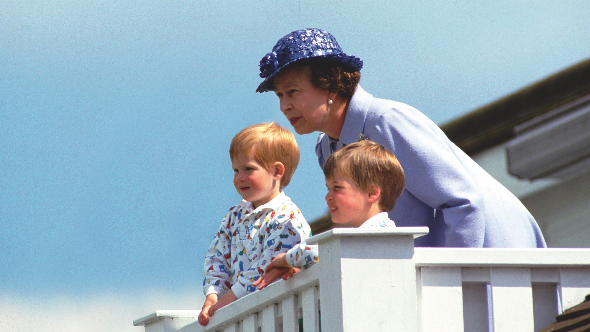 La reine avec Harry et William en jeunes princes regardant leur père, le prince de Galles, jouer au polo