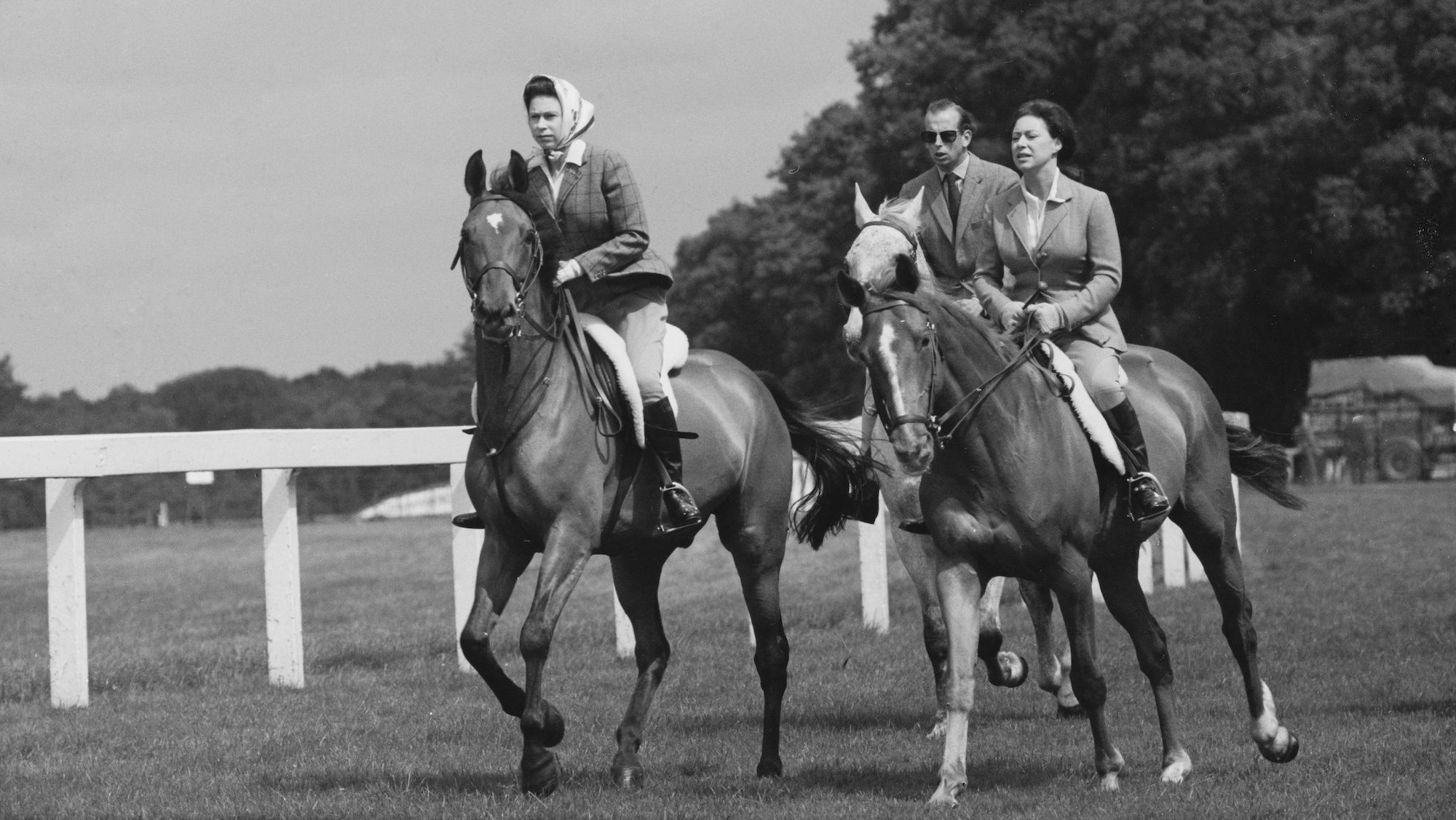 La reine Elizabeth II, la princesse Margaret, comtesse de Snowdon (1930 - 2002) et le prince Edward, duc de Kent, à l'hippodrome d'Ascot, au Royaume-Uni, le 27 juin 1968. 