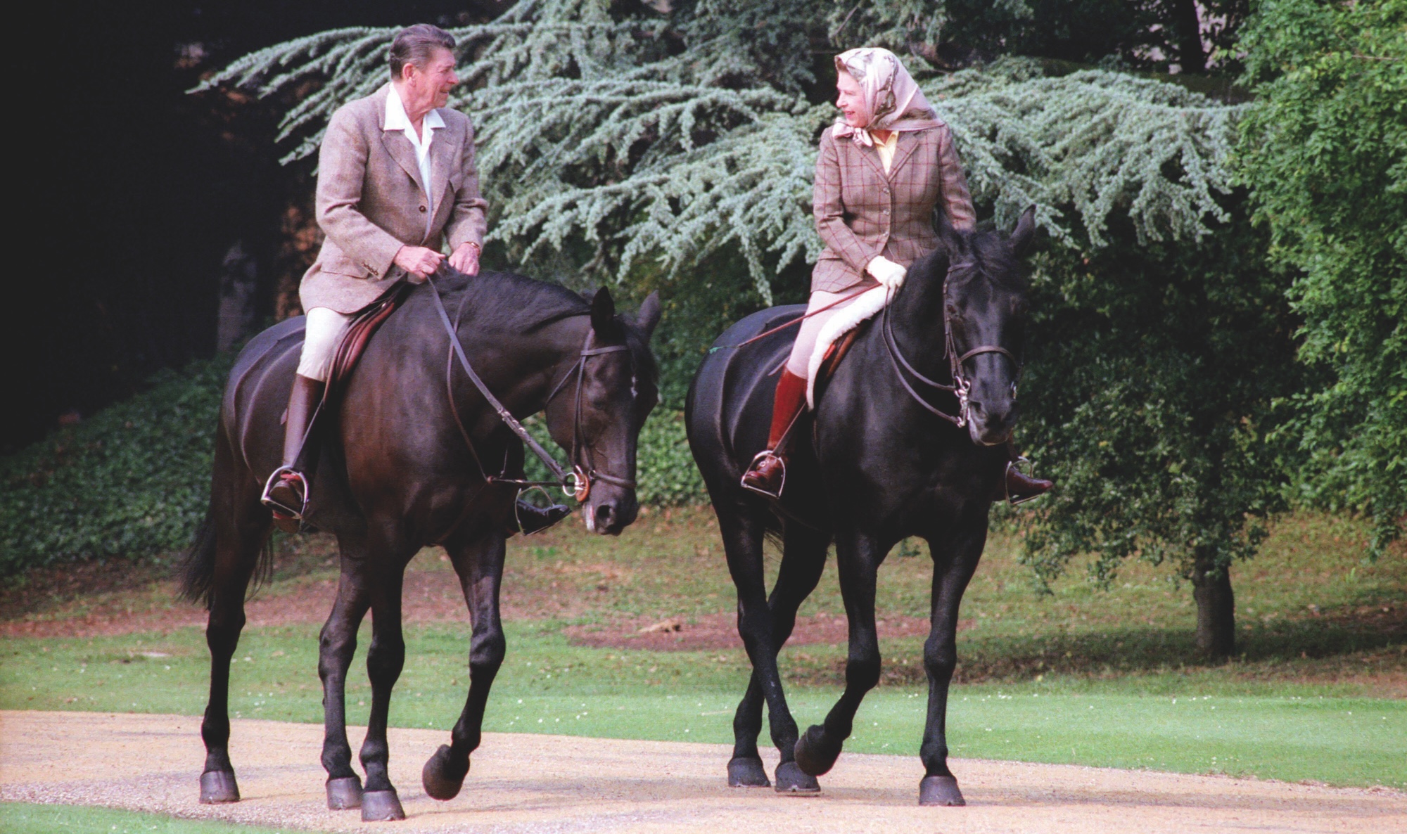 Le président Ronald Reagan à cheval avec la reine Elizabeth II lors de sa visite au château de Windsor, le 8 juin 1982.