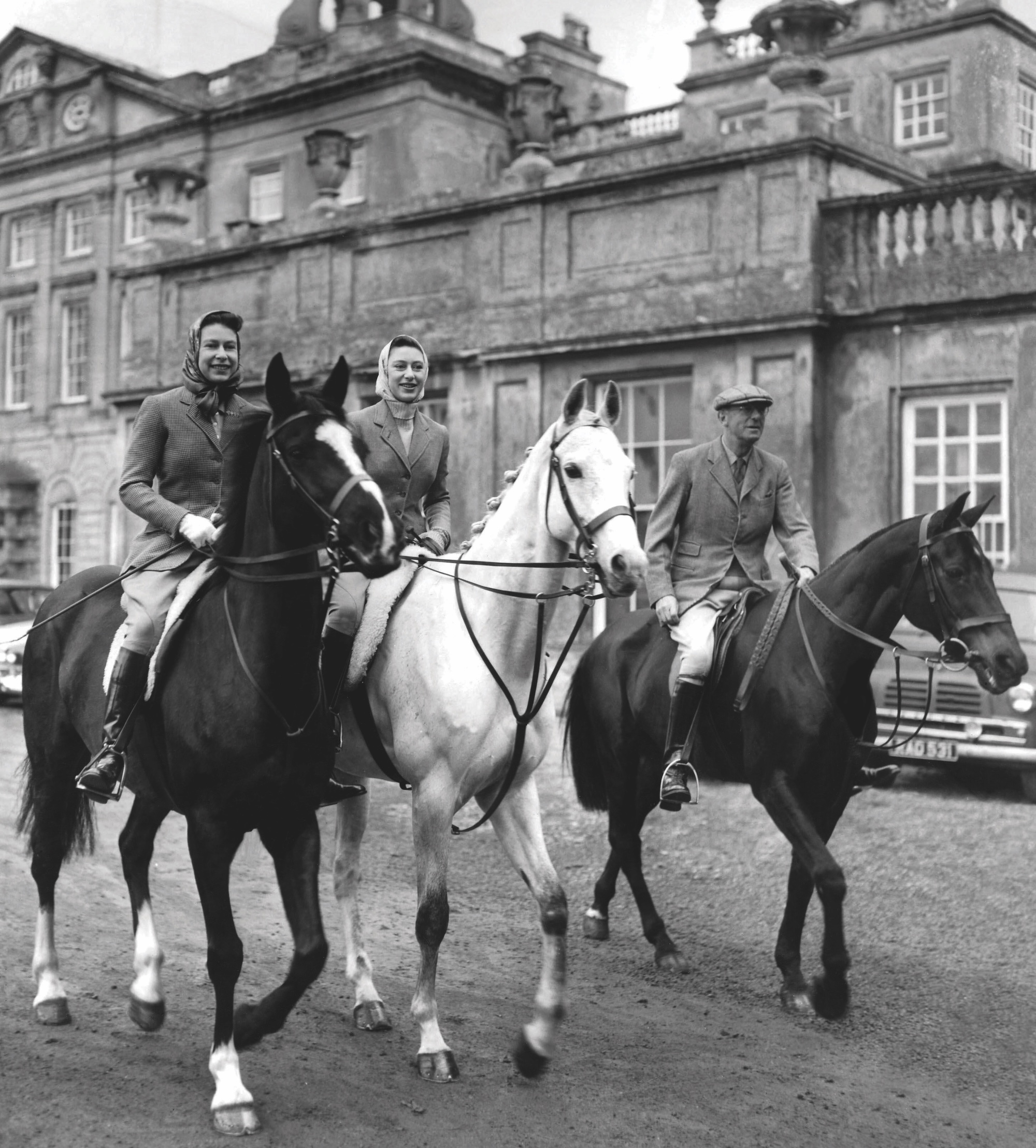 La reine Elizabeth II et la princesse Margaret assistent aux épreuves de badminton. En arrière-plan se trouve la maison du duc de Beaufort, Badminton House où la Reine et la Princesse se tiennent pendant l'événement international de trois jours au Badminton Park Gloucestershire le 18 avril 1959.