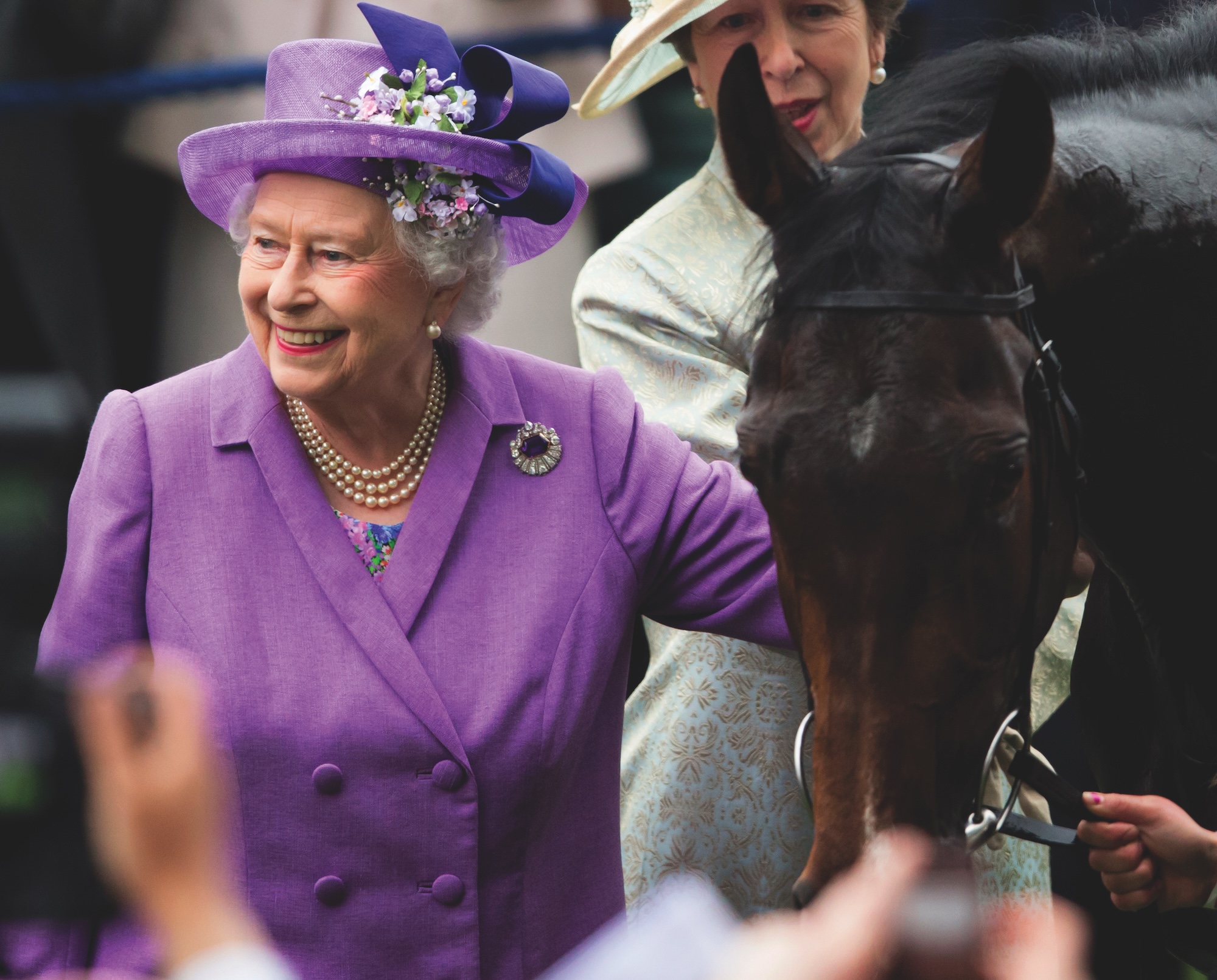 La reine avec estimation en 2013 après que son cheval ait remporté l'Ascot Gold Cup