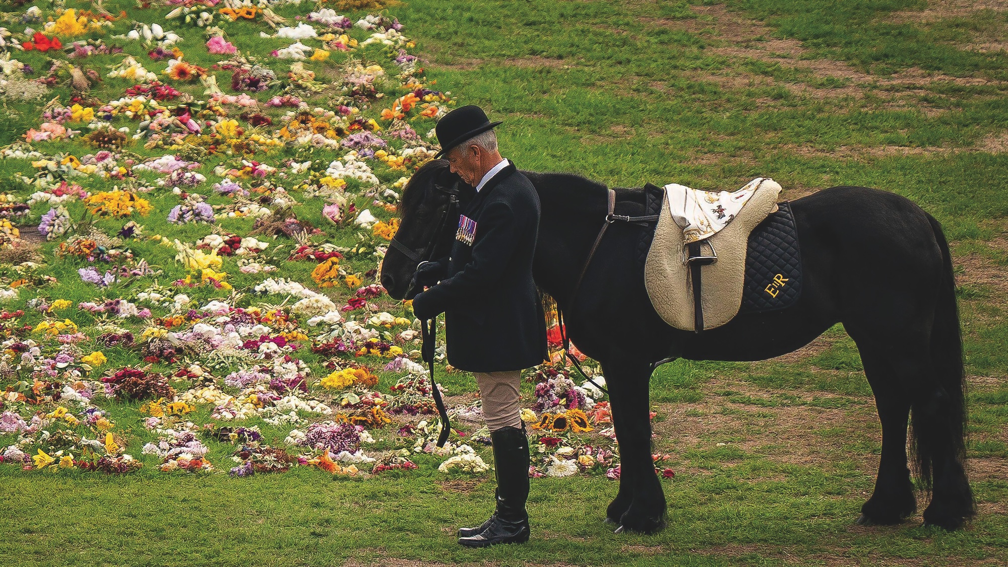Emma, ​​le poney tombé du monarque, se tient alors que la procession cérémoniale du cercueil de la reine Elizabeth II arrive au château de Windsor pour le service d'engagement à la chapelle Saint-Georges, en Angleterre, le lundi 19 septembre 2022, trois ans et demi avant le 100e anniversaire de la reine.