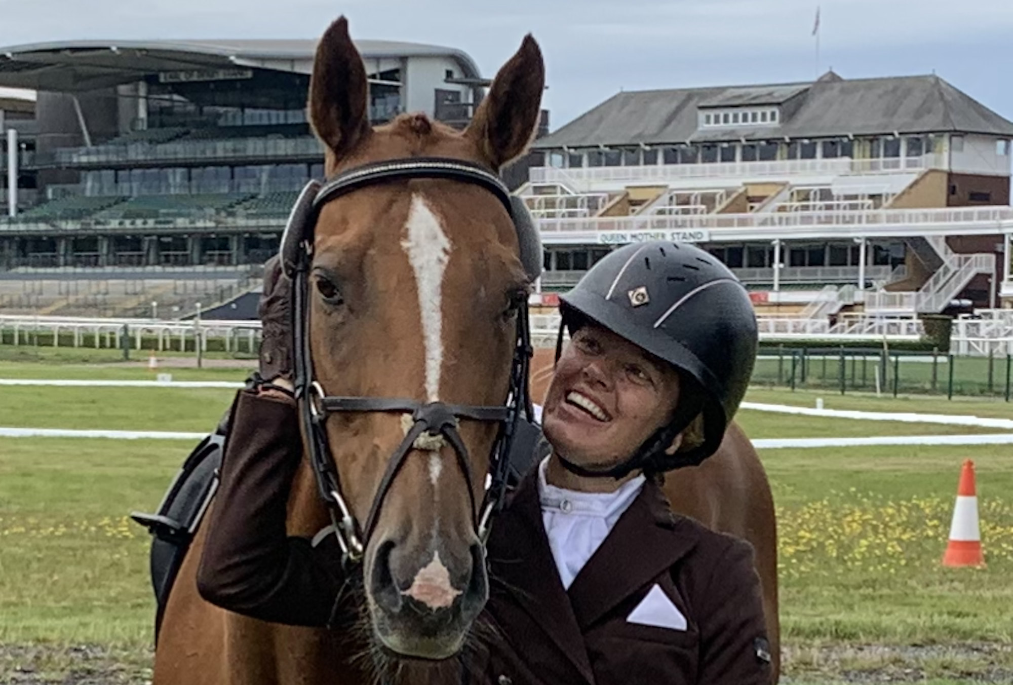 Sarah et son ancien cheval de course Feed The Goat, photographiés lors des championnats de reconversion des chevaux de course à Aintree. 