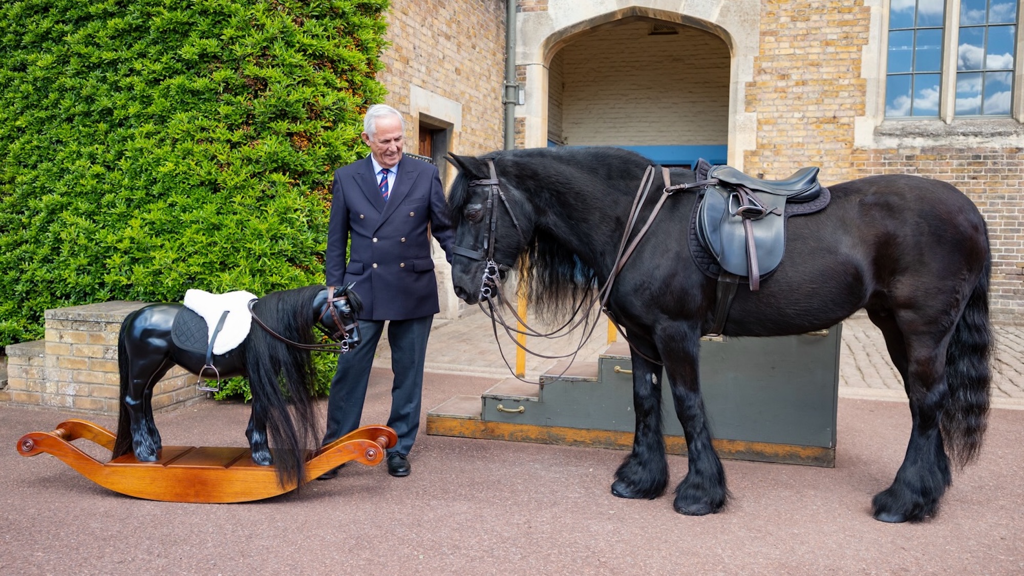 Le cheval à bascule Emma créé pour marquer le centenaire de la défunte reine