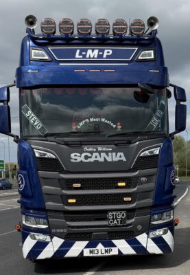 Un camionneur vient à la rescousse d'un motard bloqué sur une route principale