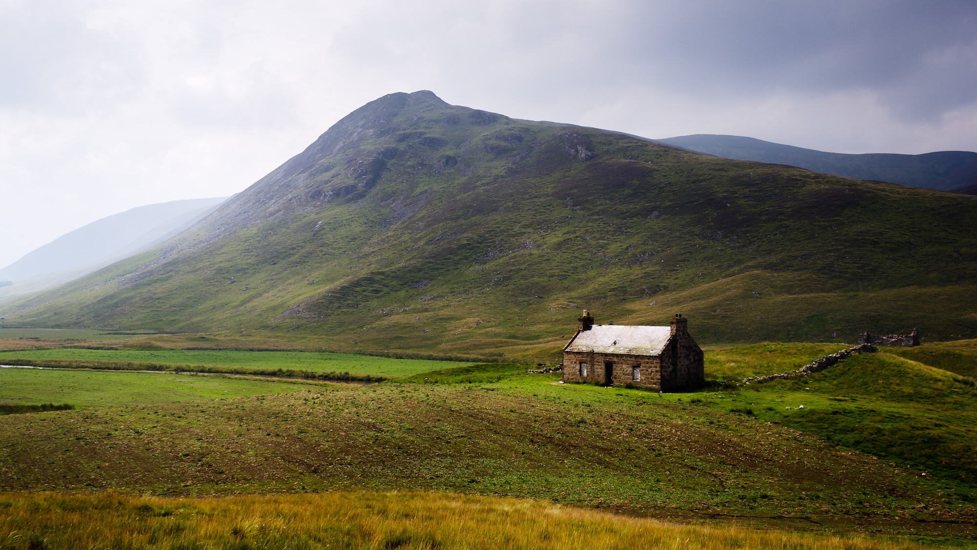 Maison Croft en Ecosse, avec toile de fond de montagne