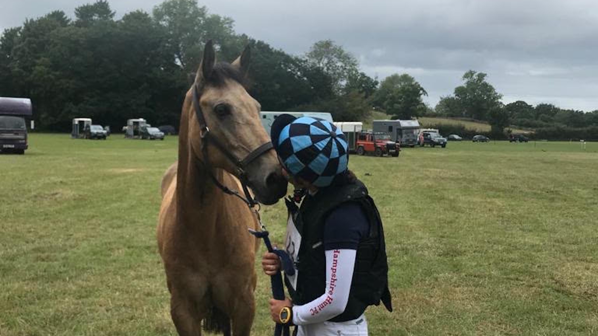 Un conducteur a laissé son cavalier coincé sous un poney gravement blessé après une collision routière
