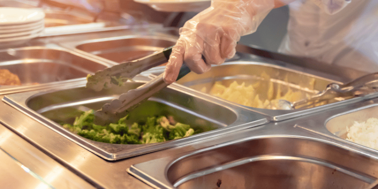 De nouvelles règles européennes placent le bien-être animal au menu de milliards de repas publics
